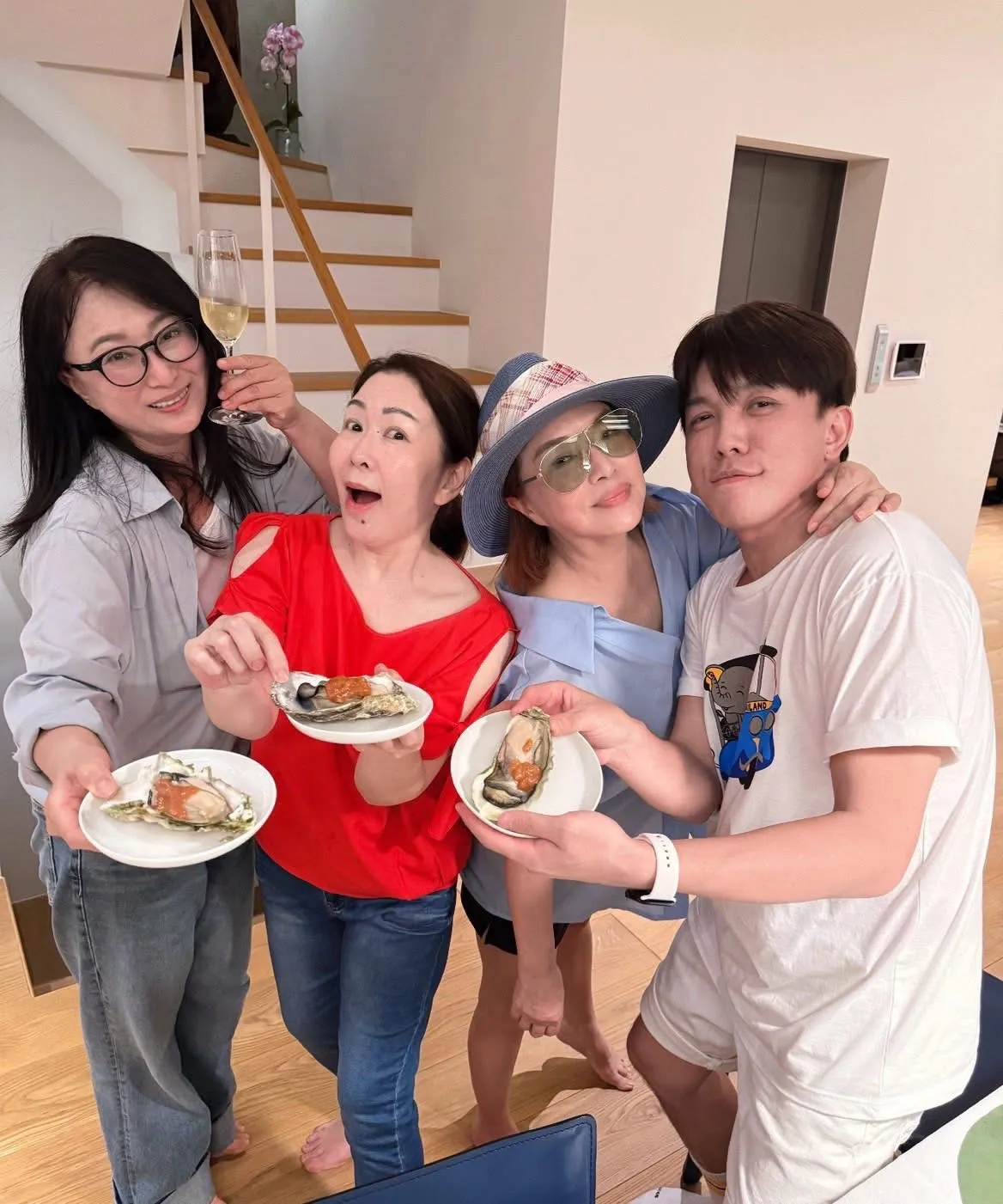许志豪受邀与三大歌后烤肉。翻摄张秀卿脸书粉丝团