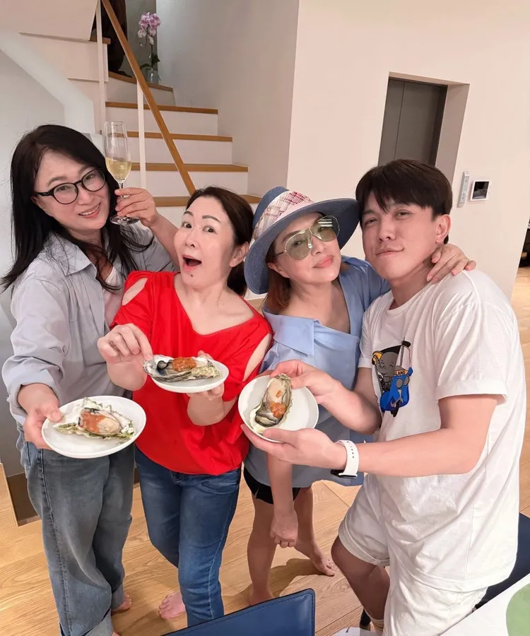 許志豪受邀與三大歌后烤肉。翻攝張秀卿臉書粉絲團