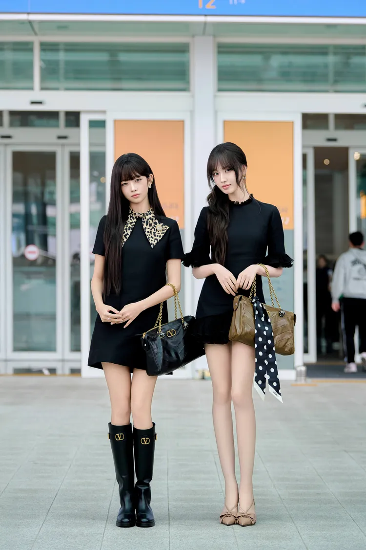 韓國女團IVE成員Rei（左起）、Liz以全黑造型現身首爾機場，準備參加Valentino 2026春夏系列《Fireflies》大秀。品牌提供