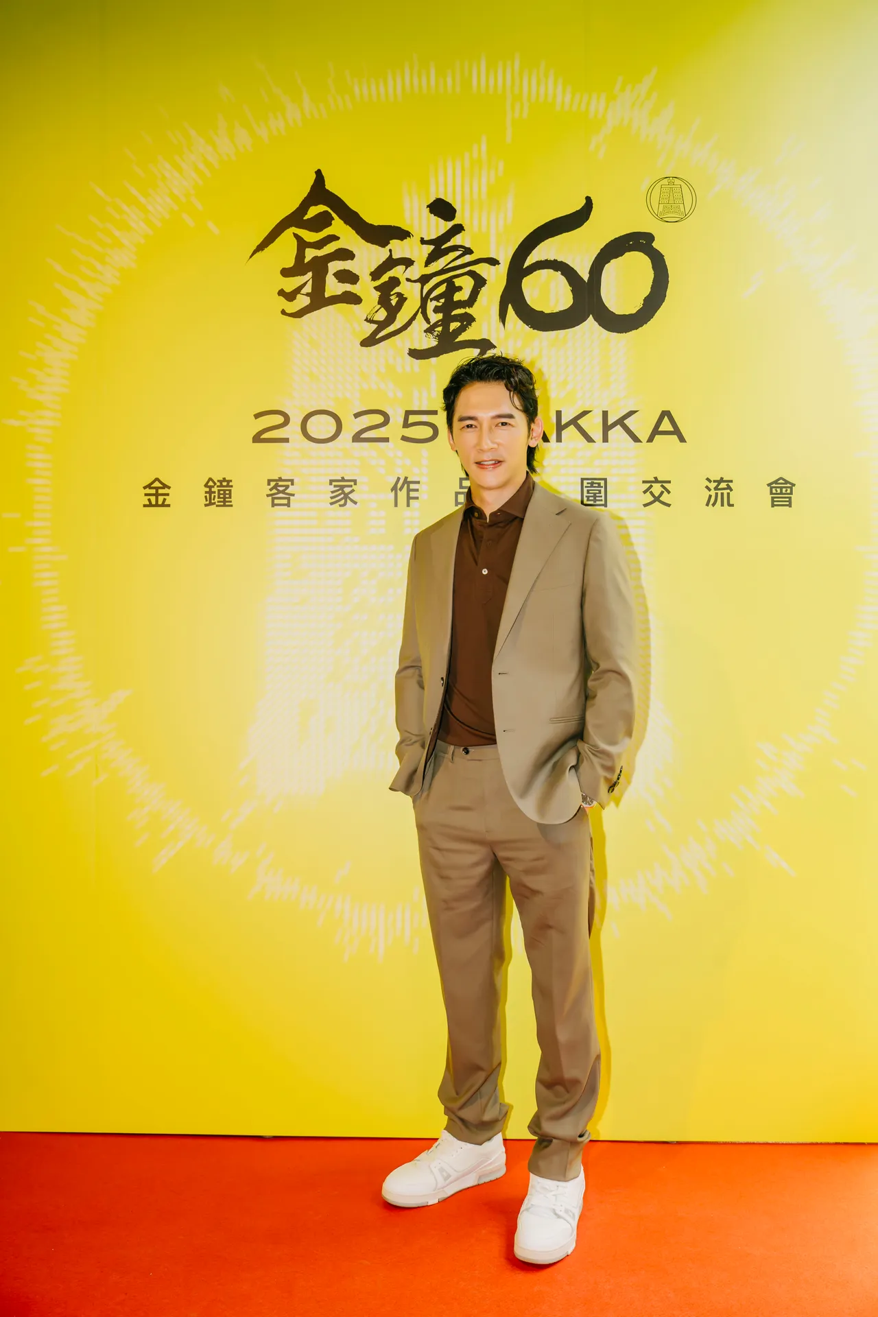 温升豪今年首次以主持人身分被金钟评审肯定。客委会提供