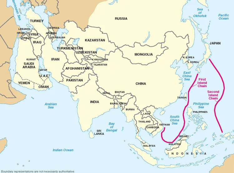 美國規劃了第一島鏈（左邊紅線）與第二島鏈（右邊紅線），封鎖中國軍力威脅。翻攝DepartmentofWar