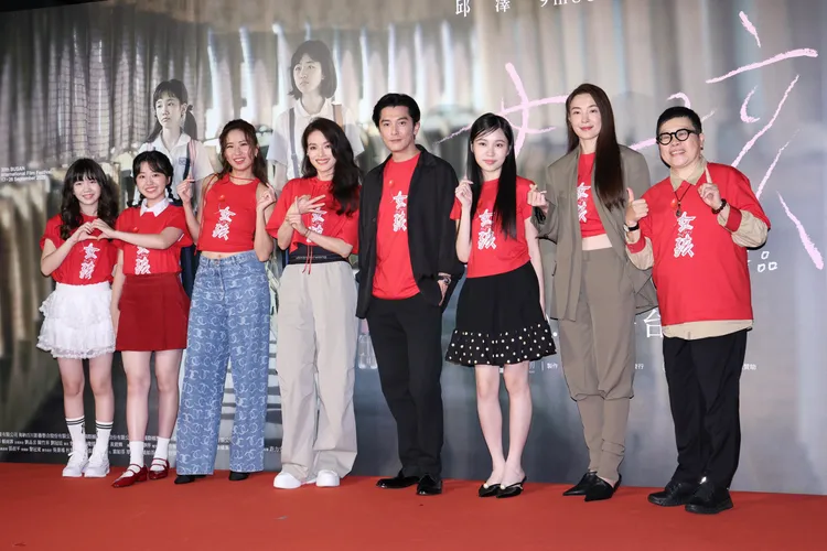 賴雨霏（左起）、白小櫻、9m88、舒淇、邱澤、林品彤、曾珮瑜和監製葉如芬出席《女孩》首映會。莊宗達攝