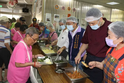 新北「惜食分享厨房」到牡丹心社区开伙 五星级饭店主厨掌锅炒好菜