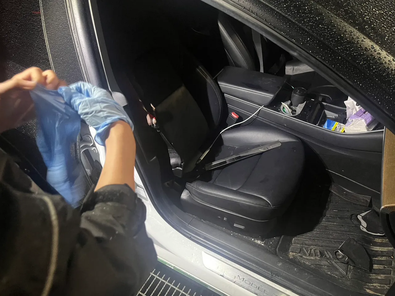 警方于特斯拉上找到毒品。警方提供