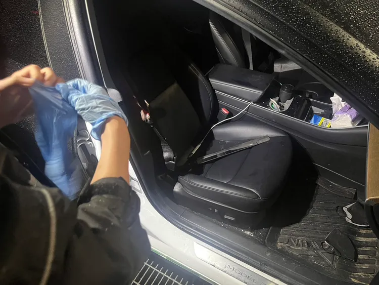 警方於特斯拉上找到毒品。警方提供