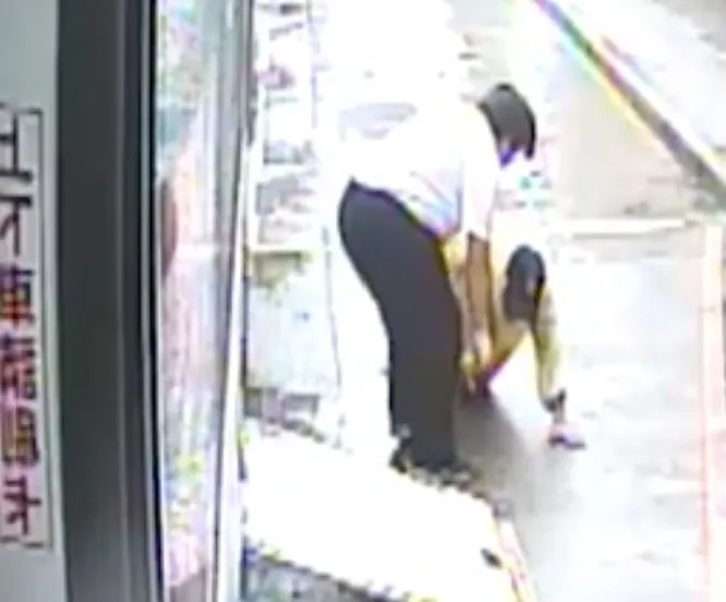 老婦冒雨在地上爬行，林姓司機見狀直接將其抱起，家屬與乘客在後方看了相當感動。翻攝畫面