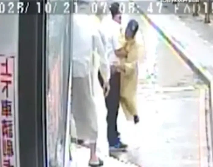 三重客運林姓司機雨中抱起在地上爬行的身障婦人上車，即使身上白襯衫弄髒也不在乎。翻攝畫面