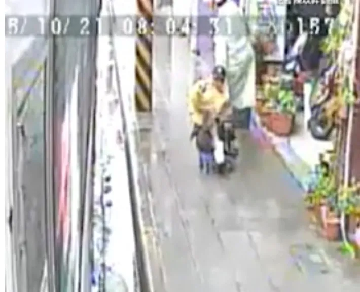 老婦下車後坐上拖板車離開之際，還不斷揮手向司機說再見，相當感謝他的幫忙。翻攝畫面