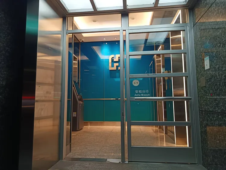 台北市仁愛路沿線的富邦銀行安和分行，索性在打烊後，直接打開ATM的玻璃門通風散熱。許麗珍攝