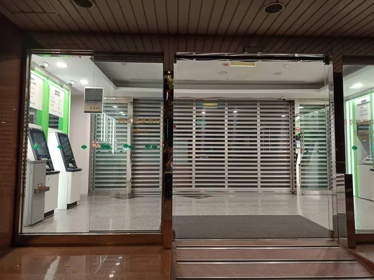 國泰世華銀行敦南分行，索性在打烊後，直接打開ATM的玻璃門通風散熱。許麗珍攝