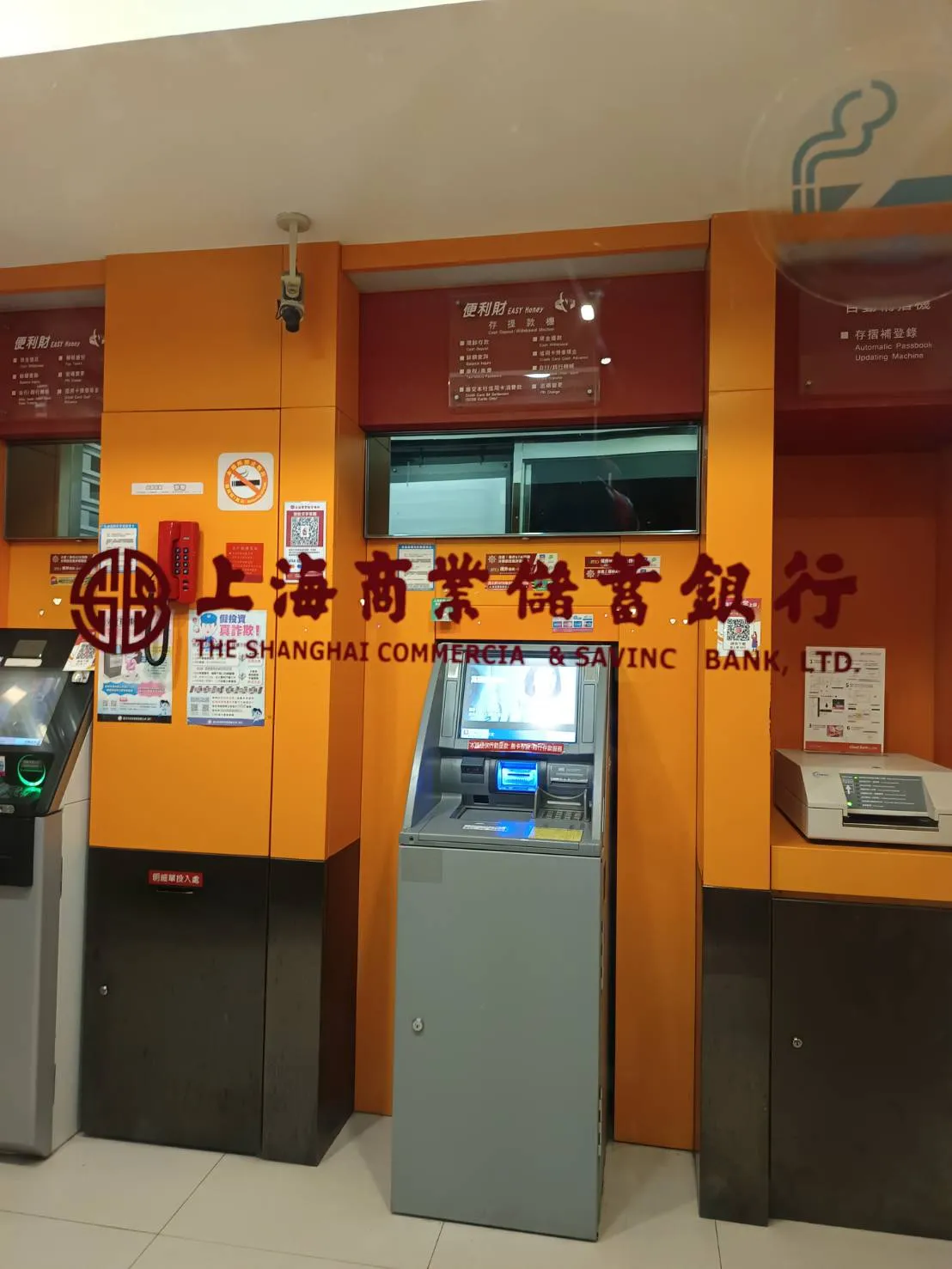 上海商银位在南京东路的分行,因空间狭小又塞满2台ATM、1台补折机,入内领钱闷到让人不舒服。许丽珍摄