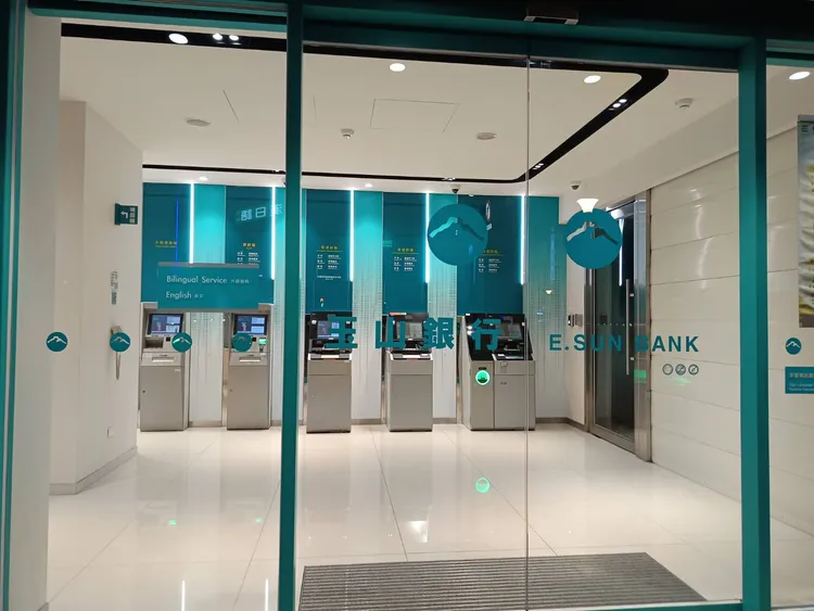 銀行業者表示，依據能源署的規定，ATM區域的空調只能設定在26度，但補摺機、領鈔機等機器24小時運作需要散熱，冷熱相抵後，反倒讓民眾誤以為ATM區域沒有開空調且感覺很悶熱。許麗珍攝