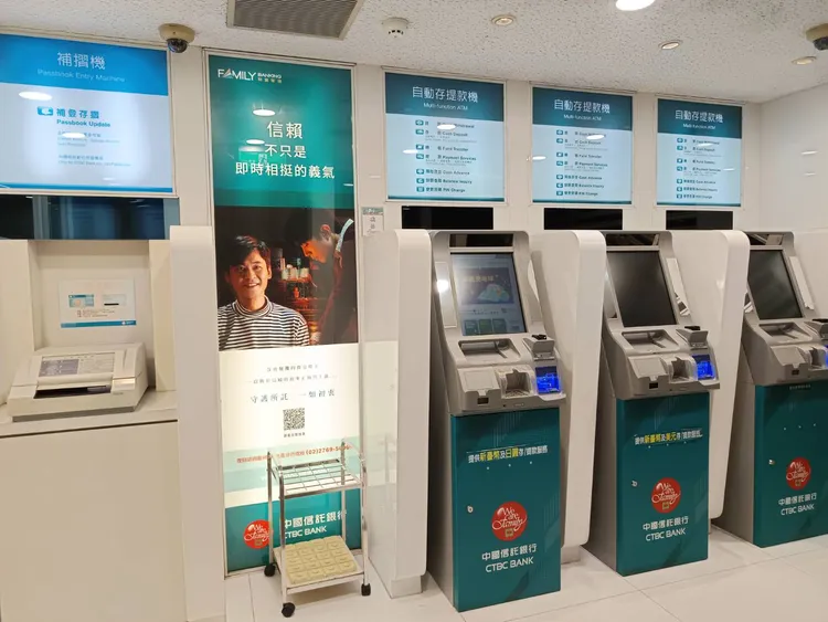 《壹蘋新聞網》記者實測，以ATM提領10萬元，單次最多只能領2萬元的狀況下，操作ATM5次約花6分20秒完成，站在沒空調的ATM區域的確感到悶熱。許麗珍攝