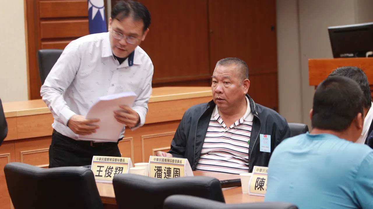 媒体问及针对台中市政府目前处理表现,潘连周表示,「各县市都一样,台中市府本就失职」。记者叶家玮摄