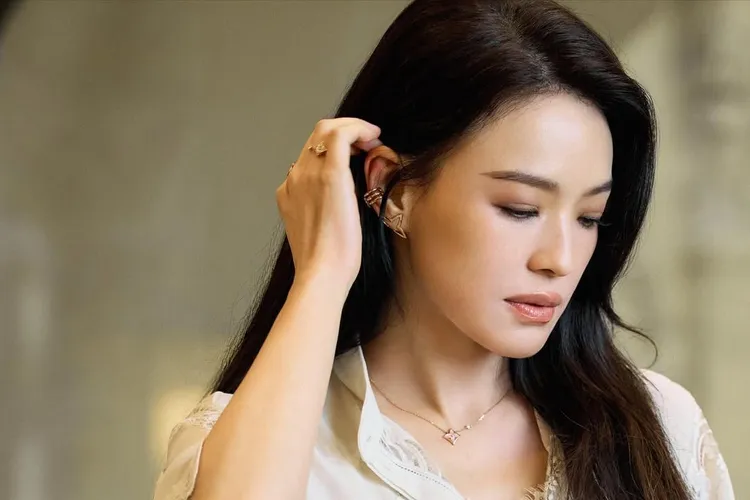 舒淇配戴LV Color Blossom高級珠寶系列。品牌提供