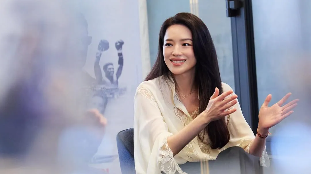 舒淇日前配戴LV Color Blossom高級珠寶系列,現身法國盧米埃電影博物館。品牌提供