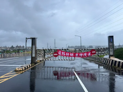二重疏洪道淹水多車受困!警消出動船艇救人 急封閉越堤道
