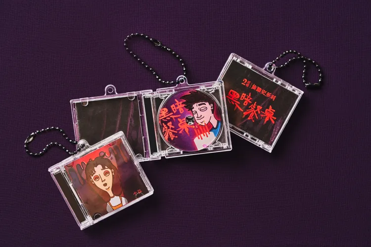 凡點任一「黑暗餐桌」限定餐點或飲品，即可獲得《偷聽史多利》限量「NFC恐怖鬼故事迷你盲盒」乙個。業者提供