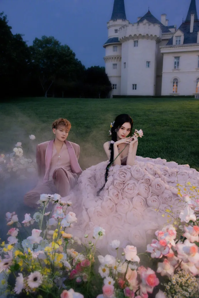 粉色禮服很童趣。翻攝徐藝洋微博