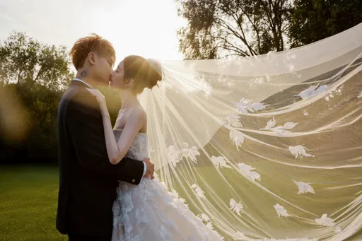 黃子韜明三亞娶徐藝洋婚紗照搶先曝光!城堡前擁吻親不停