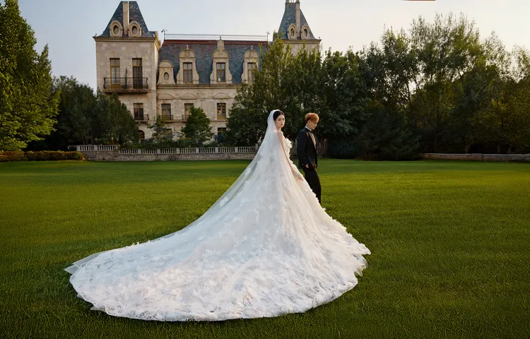 黃子韜與徐藝洋在城堡前拍婚紗照。翻攝黃子韜微博