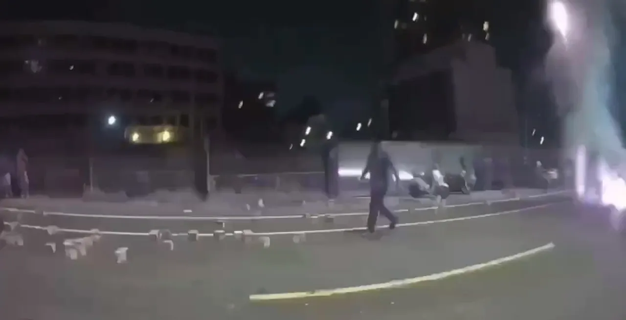 仁武地区庙会活动逾时,且在道路堆积烟火,警方将开单告发。翻摄画面