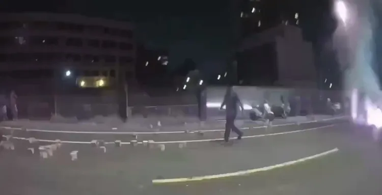 仁武地區廟會活動逾時，且在道路堆積煙火，警方將開單告發。翻攝畫面