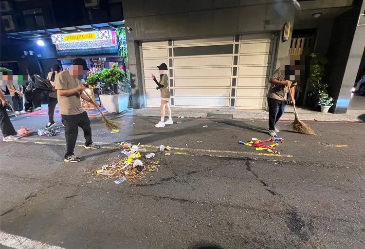 仁武地区庙会活动逾时,且在道路堆积烟火,警方将开单告发。翻摄画面