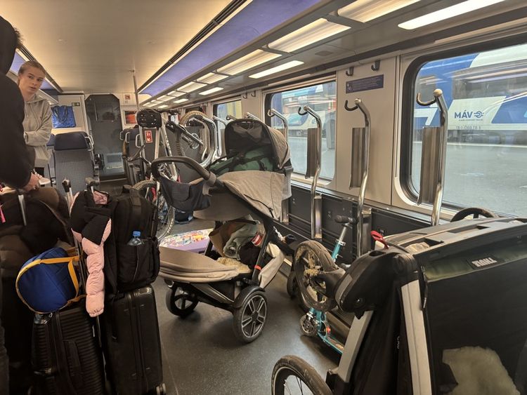 不怕孩子吵！瑞士國鐵親子車廂6歲以下免費　更怕暴力滋事分子