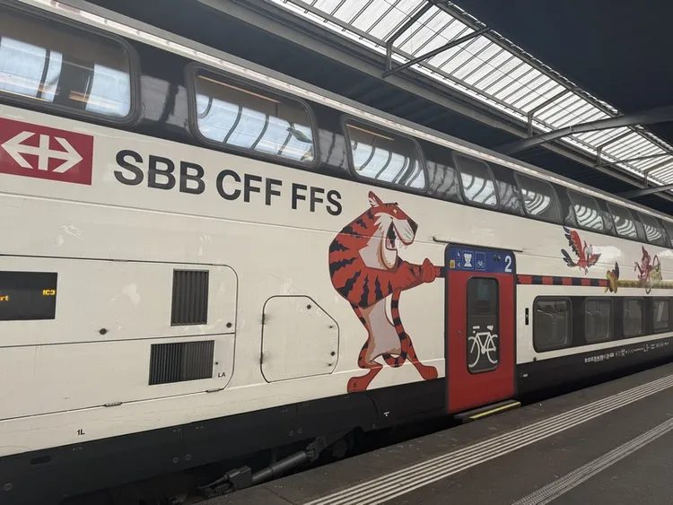 瑞士國鐵長途列車設置「親子車廂」，「親子車廂」外觀有明顯的卡通圖案，內有上下層，上層有遊戲和乘坐空間，下層則有置放行李與嬰兒車的空間。 中央社