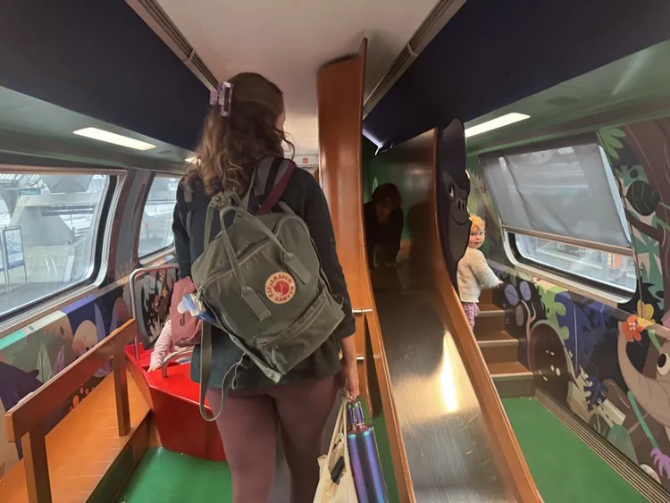 瑞士國鐵「親子車廂」上層設置遊戲空間，溜滑梯與攀爬設施是基本配備，孩子們可以盡情玩耍，父母則要負起安全與管教責任。 中央社