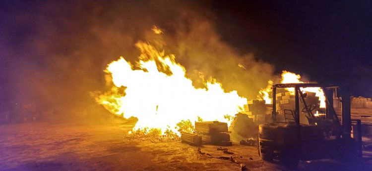 澎湖西嶼空地木棧板大火 堆高機遭波及半燬