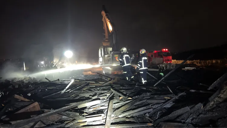 澎湖縣西嶼鄉一處空地木棧板昨晚發生大火，所幸無人傷亡。翻攝畫面