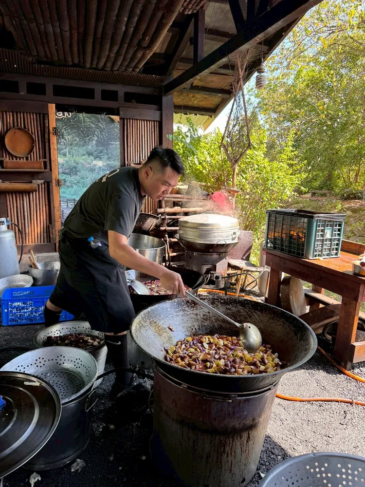 人高馬大的陳布朗化身「鍋鏟超人」，為前線烹飪美食。讀者提供