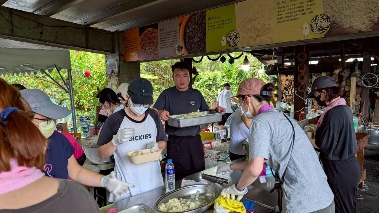 陈布朗中秋连假前往花莲灾区当「锅铲超人」。读者提供