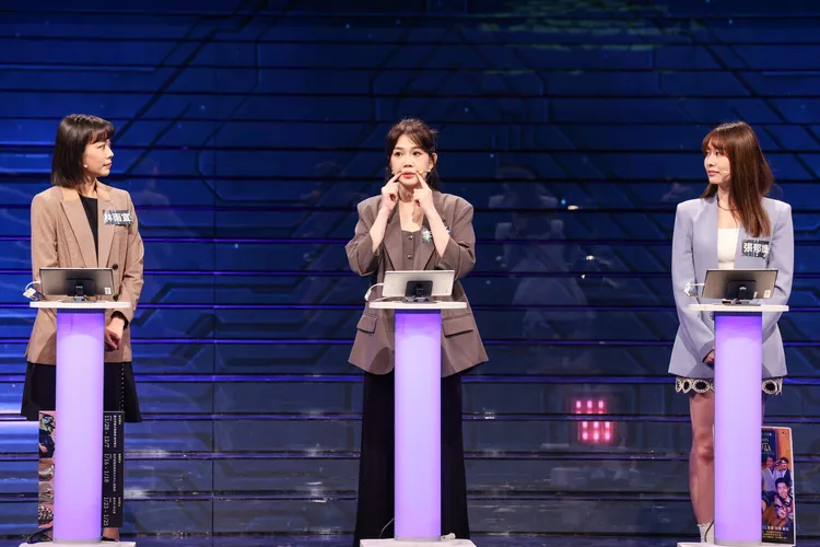 上公視《哈！真相大白了》李佳豫、林雨宣、張郁婕（中、左、右）分享演員訓練發音。公視提供