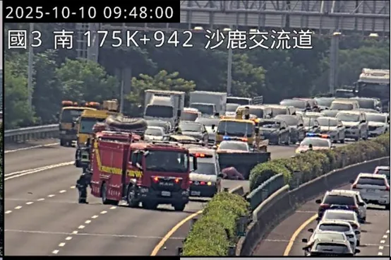今日上午9時24分於國3北向176公里處發生1輛小貨車自撞事故，造成後方車流回堵6公里。高公局提供