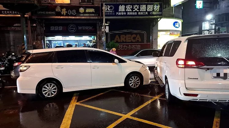 马男直行撞上左转车辆。警方提供