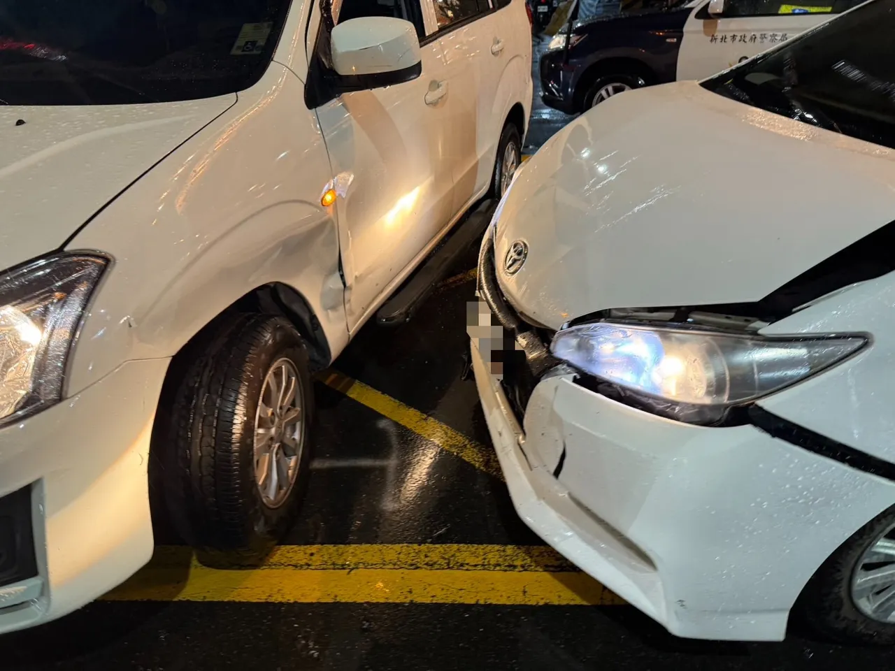 马男直接撞上左转车。警方提供