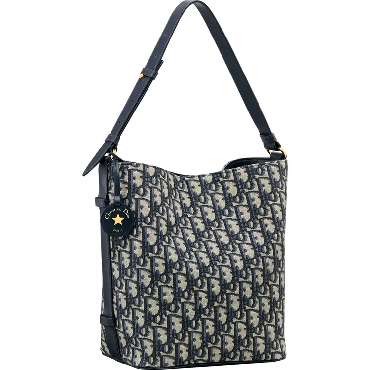 DiorStar米與黑色Oblique緹花水桶包，9萬7000元。品牌提供