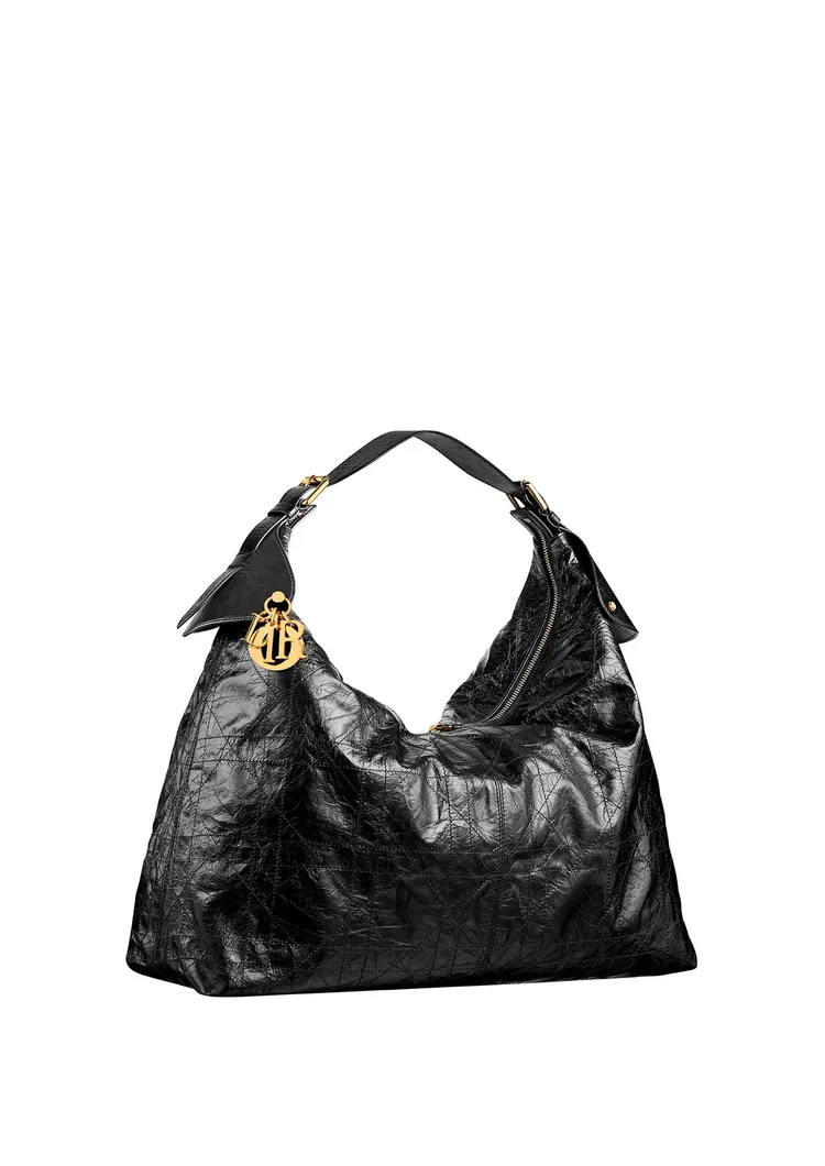 Dior Voyage黑色皺褶質感Flat Macrocannage小牛皮大型包款，18萬元。品牌提供