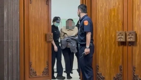 简女今日出庭情绪一度溃堤并数次干呕,历经整天的庭讯后体力耗尽,需由法警搀扶才能行走。谢亚庭摄