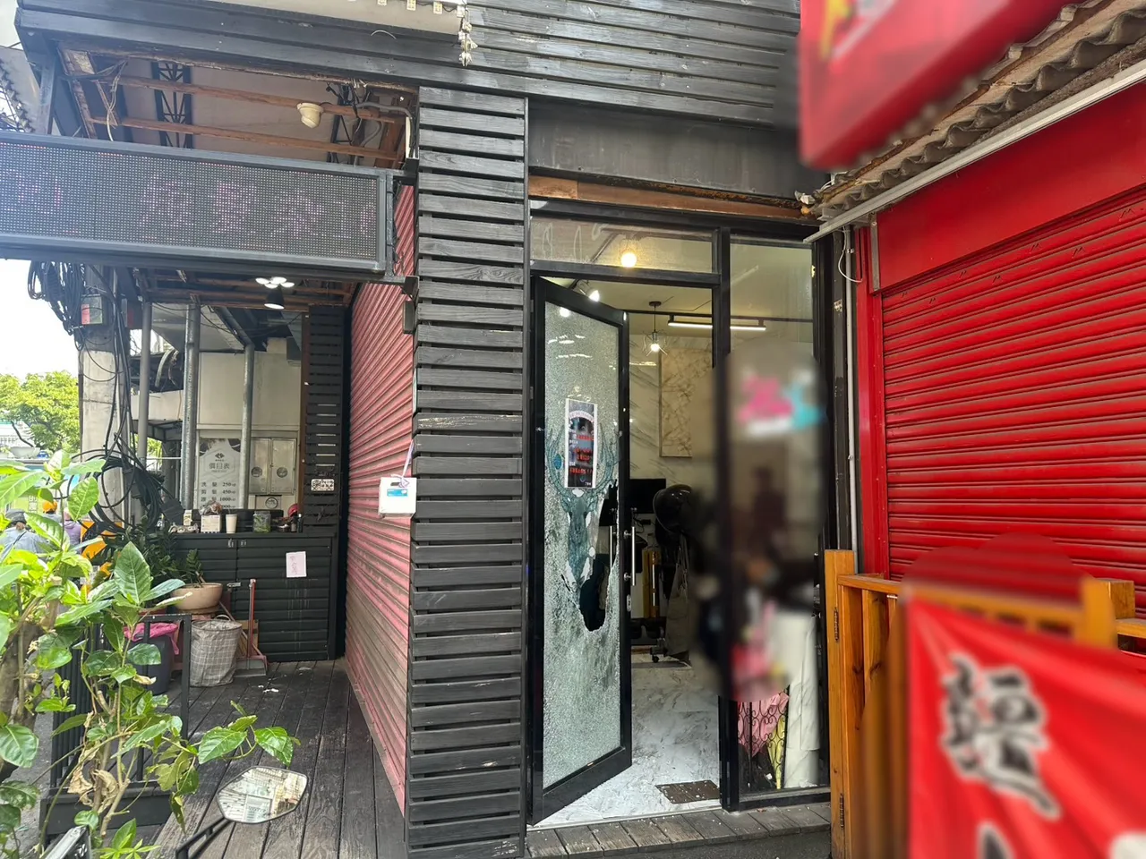理发厅大门被砖头砸破。警方提供