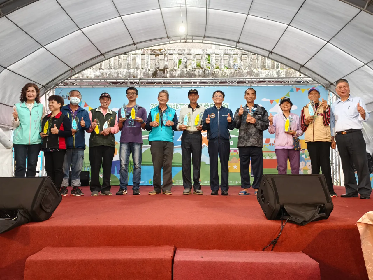 今日活动现场由副市长陈纯敬为评鉴会得奖的农友们颁奖,感谢他们辛勤耕耘,让民众能品尝到最佳美味。公所提供