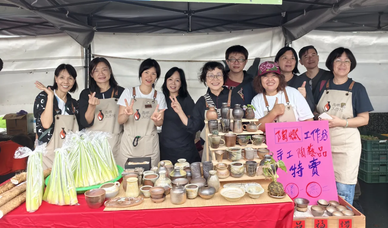 农夫市集广邀在地农友与店家贩售在地农特产、美食与艺术创作。公所提供