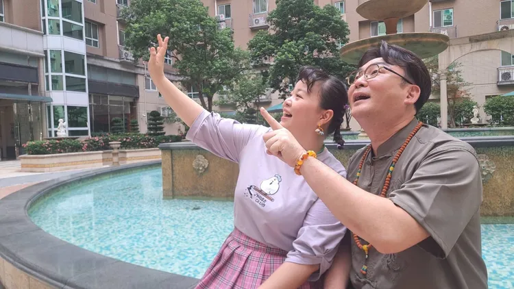 洪毛（右）跟宮美樂在《好運來》飾演父女檔，是喜感擔當。民視提供