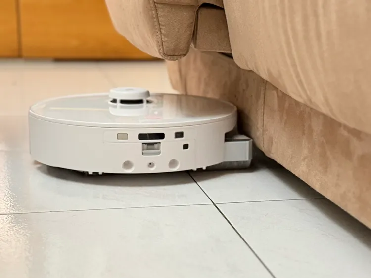 無級伸縮貼邊模組可延伸至43mm，實現毫米級貼邊清潔，沙發底也不放過。趙筱文攝