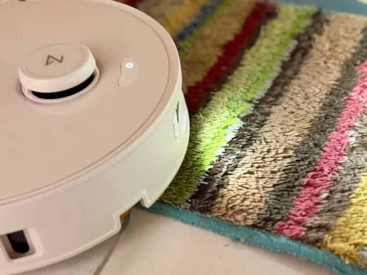 具備地毯材質辨識與自動抬升防濕功能，搭配暗處補光燈提升障礙物識別準確度。趙筱文攝