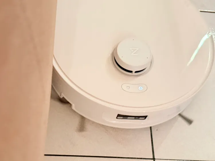 雙邊刷採可伸縮結構，遇邊緣自動延展貼齊牆面，提高邊角集塵效率。趙筱文攝