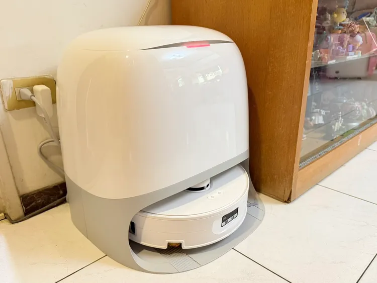 基座外型簡潔不佔空間，運作時安靜不干擾日常，適合客廳、走廊或臥室旁放置。趙筱文攝